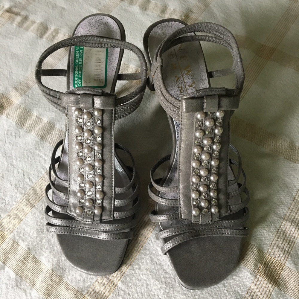 NWT 8M NEW YORK TRANSIT GRAY RHINESTONE & PEARL